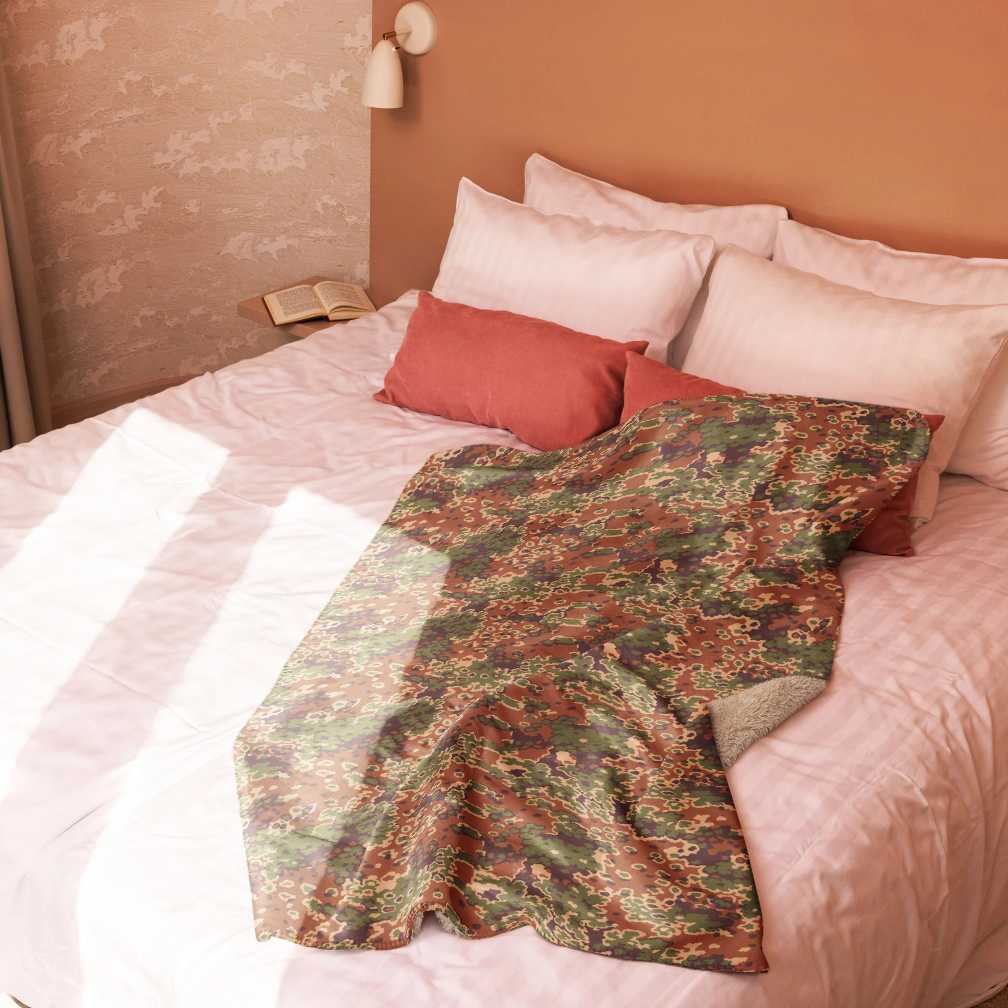 Iraqi Oak Leaf Eichenlaubmuster Arid CAMO Sherpa Blanket - Image 4